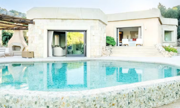 Суперлюкс біля басейну.