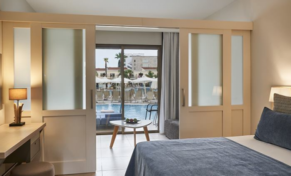 Сімейний номер преміум-класу з розсувними дверима та прямим виходом до басейну.