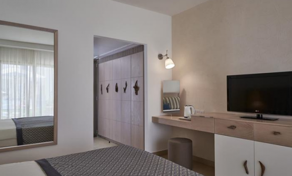 Двомісний номер з видом на басейн