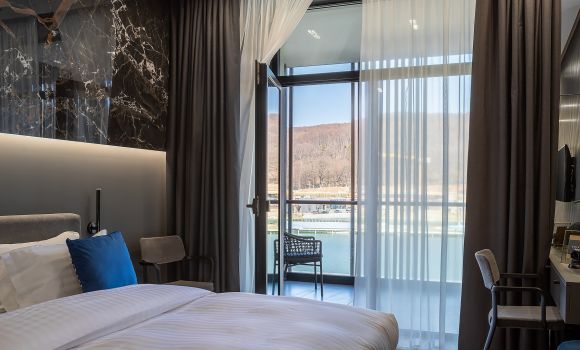 Стандарт з виглядом на озеро