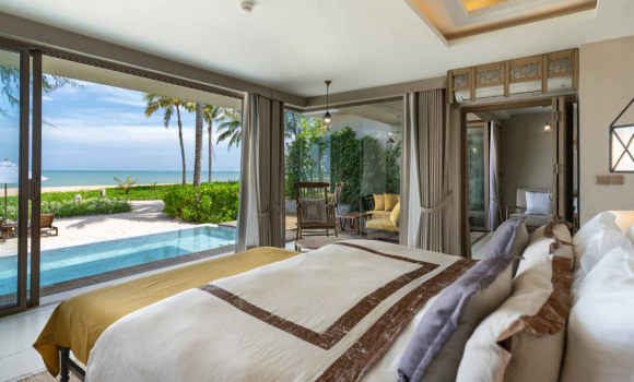 Вілла з басейном на березі моря