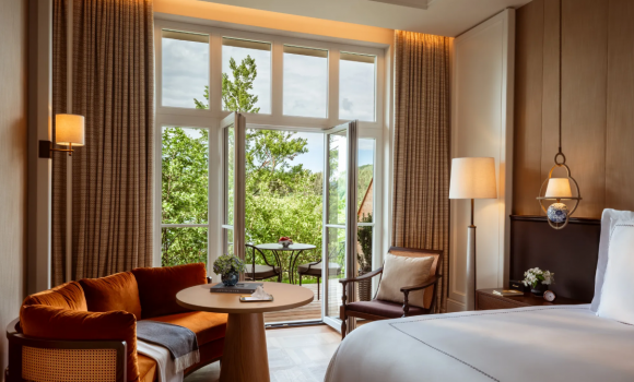 Premier Lakeside Room