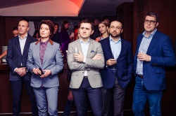 Яна Розкішна туристична вечірка та підпис в ресторані b-hush