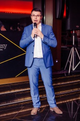 Яна Розкішна туристична вечірка та підпис в ресторані b-hush