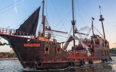 Пірат ніч і Jolly Roger Fireworks.