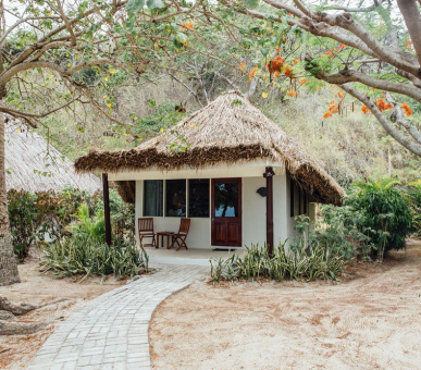 Фото Castaway Island Resort 2