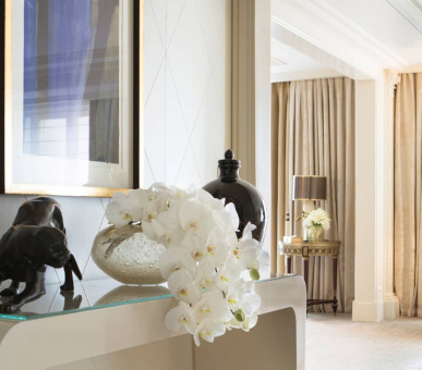 Фото Four Seasons Hotel George V, Paris 18