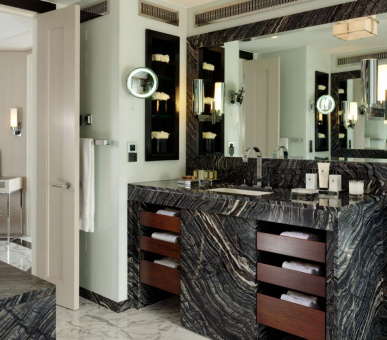 Фото The Dorchester 24