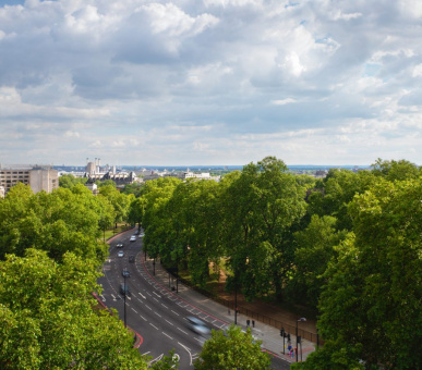 Фото The Dorchester 11